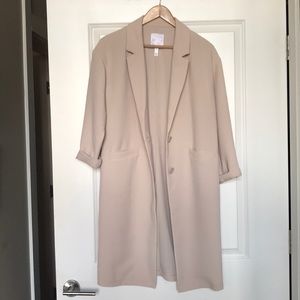 A beautiful light weight jacket. Never been worn!